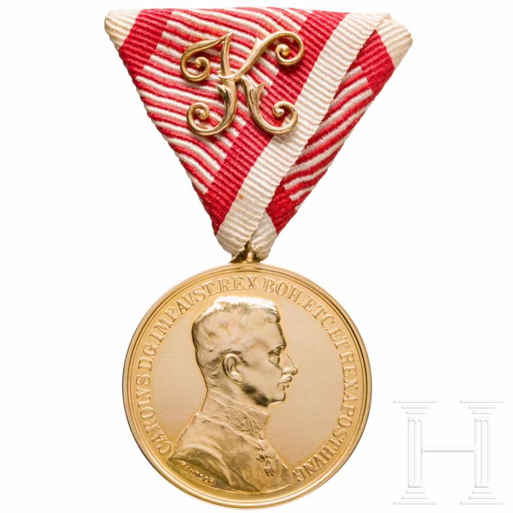 A golden Medal for BraveryTapferkeitsmedaille für Offiziere unter Kaiser Karl I. Gut vergoldete (