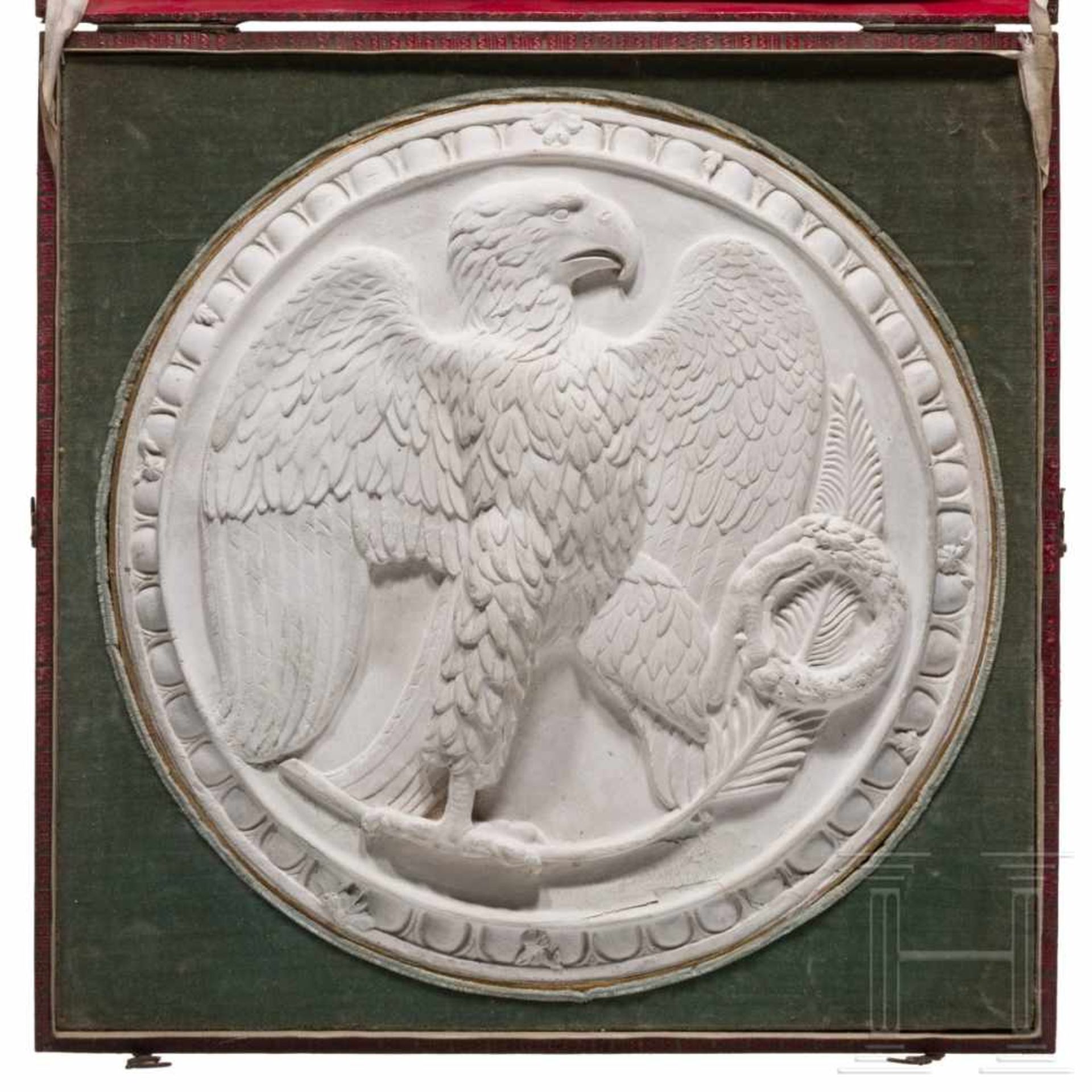 A model eagle in original case, circa 1804Fein ausgeführtes, erhabenes Gipsmedaillon, von goldener - Bild 2 aus 3