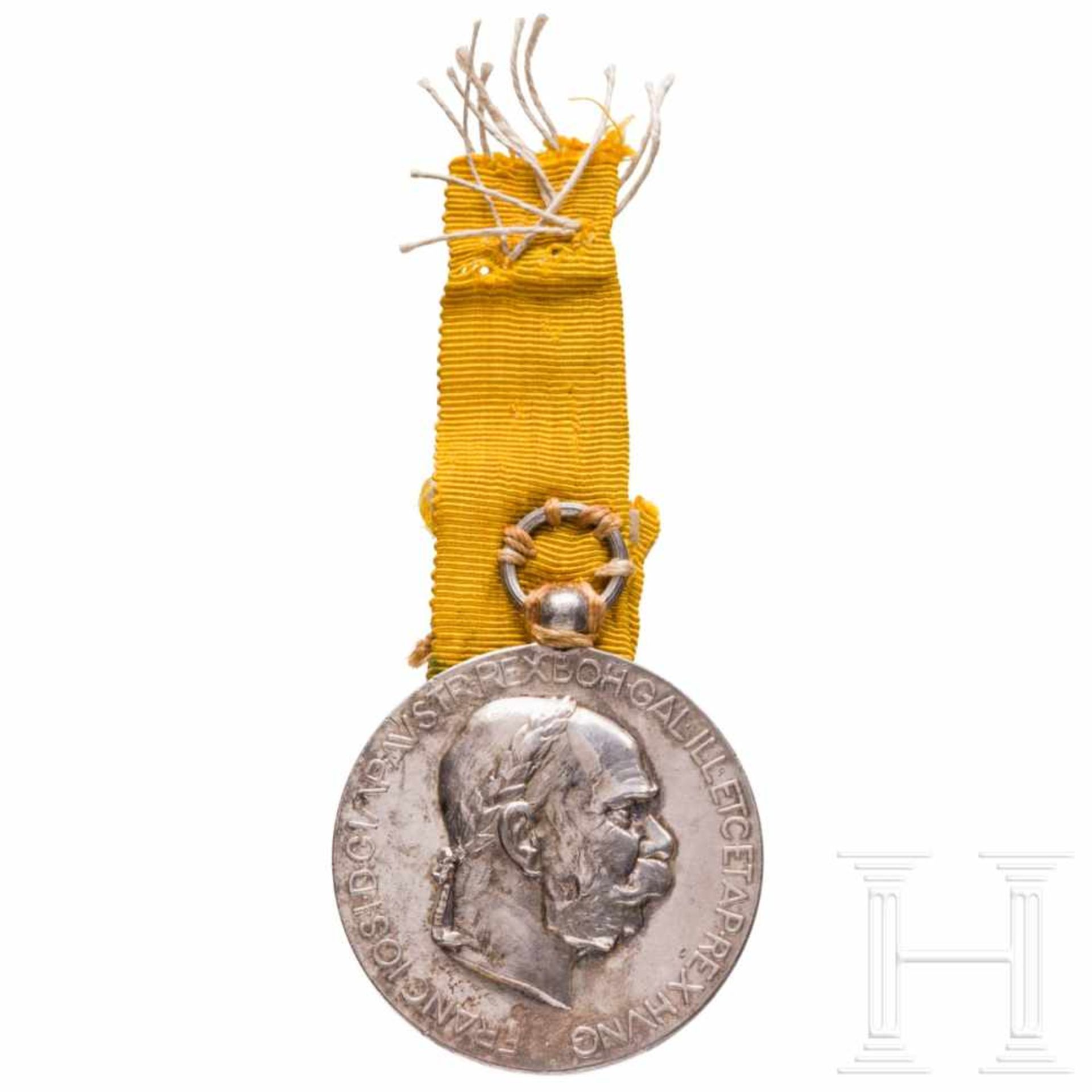 An anniversary medal for foreigners, 1908In Silber geprägte Medaille für Offiziere mit in den Rand