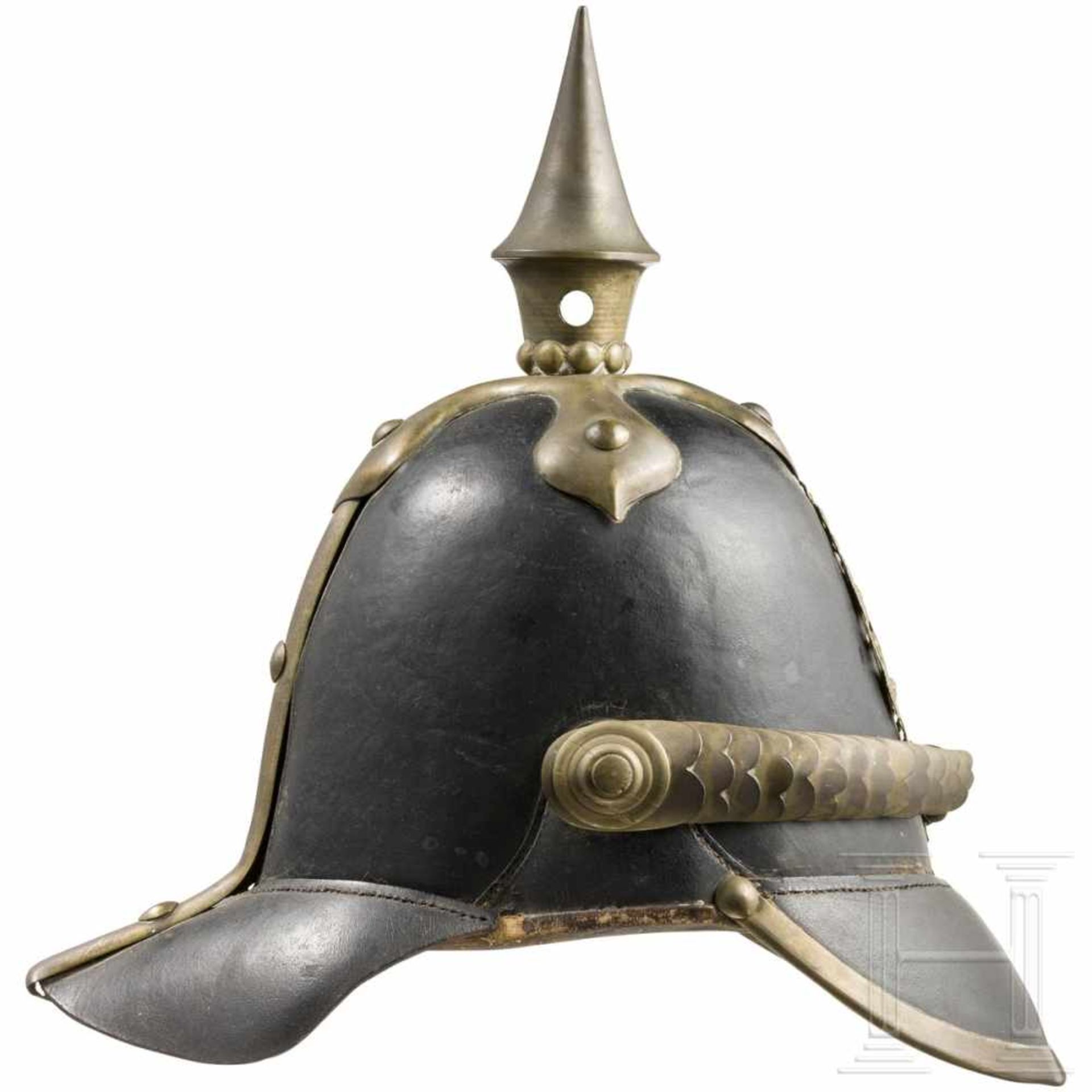 A helmet M 1845 for enlisted men of the infantryHoher, schwarz lackierter Lederkorpus mit rundem - Bild 2 aus 3