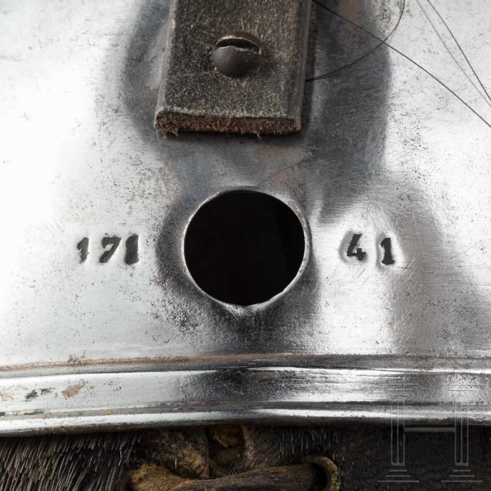 A helmet M 1845 for cuirassier troopersEiserne Glocke mit einem doppelten Zierrand, vom mit - Image 4 of 5