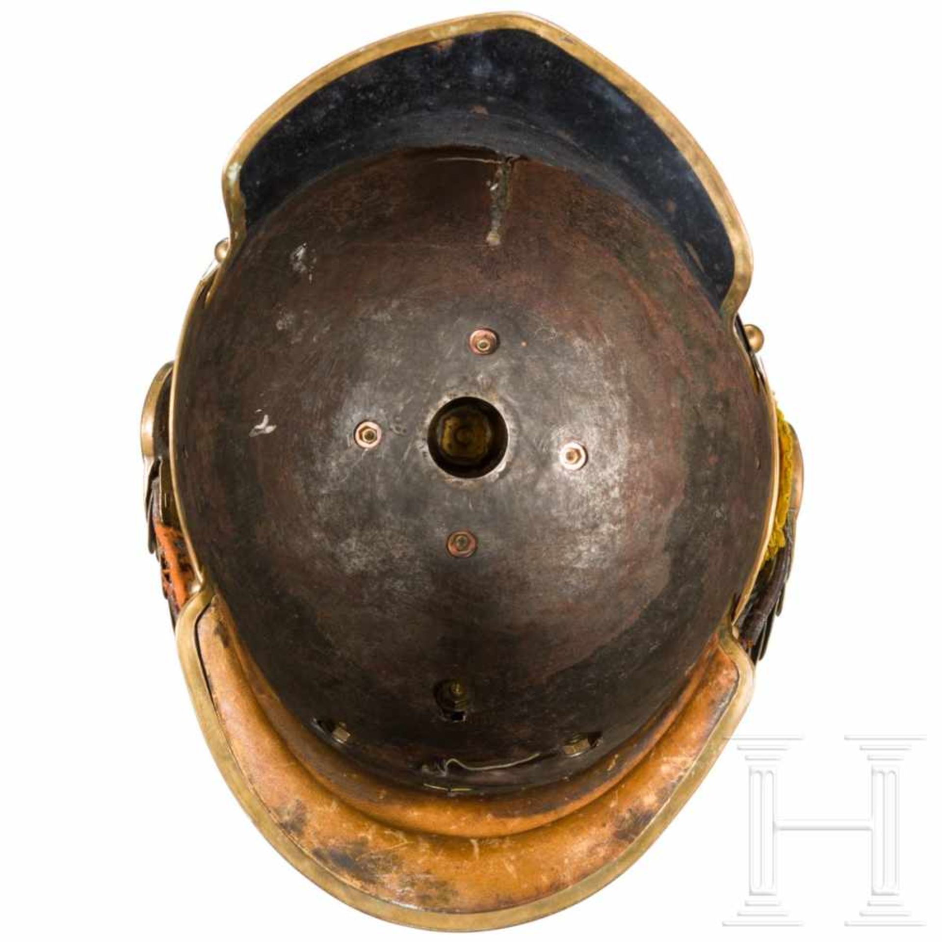 A helmet for cuirassier officers, circa 1900Polierte Stahlglocke, vergoldete Buntmetallbeschläge. - Bild 3 aus 3