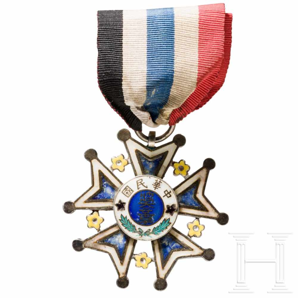 A Medal of Merit 2nd class of the Republic, Chinese province Hebei, from 1912 onwardsFünfarmiges,