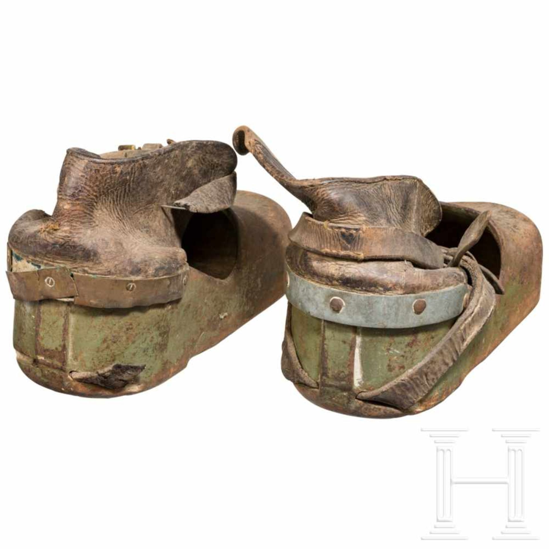 A pair of shoes for combat divers, 1st half of the 20th centuryJeweils schwerer Eisenkorpus mit - Bild 3 aus 4