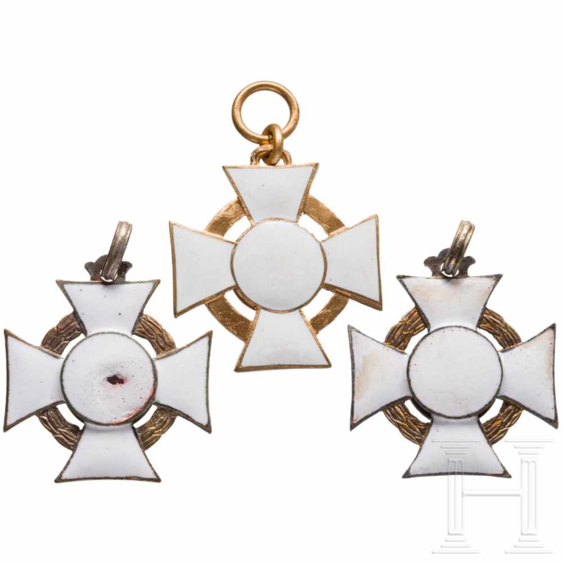 Military Cross of Merit - three awardsDie drei Kreuze jew. 3. Klasse mit KD, in varianter - Bild 2 aus 2