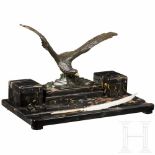 A desk set with eagle figureBronzeadler (Schnabel aus weißem Bein), ähnlich Peder Marius Jensen (