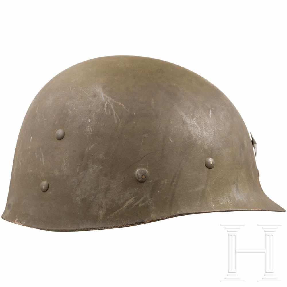 A USM 1 helmet liner for a brigadier, 1940sKunststoffglocke, ca. 95% des Originalanstriches - Image 2 of 3