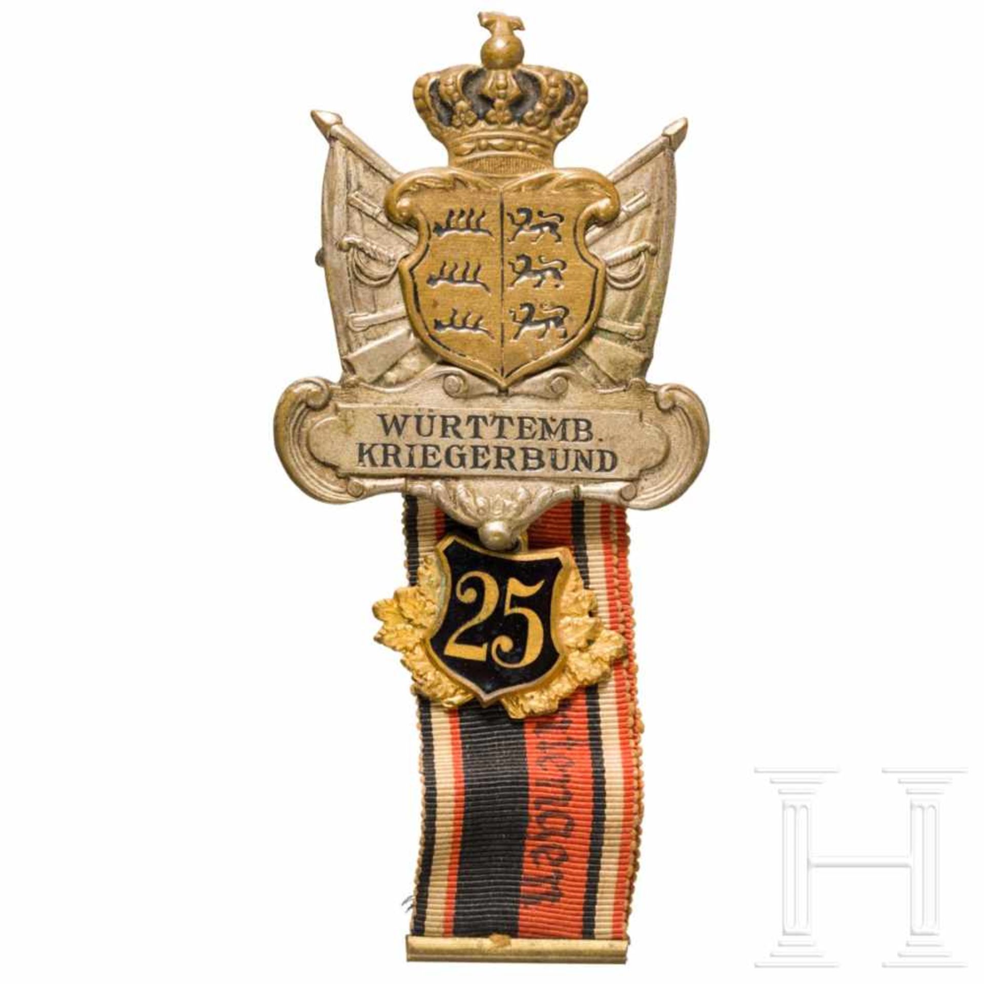 A helmet for officers and a badge, early 20th centurySchwarz lackierter Lederkorpus mit eckigem - Bild 4 aus 4