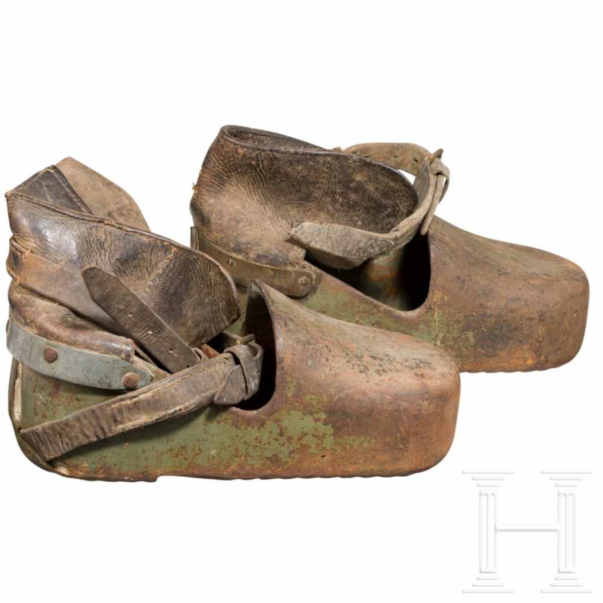 A pair of shoes for combat divers, 1st half of the 20th centuryJeweils schwerer Eisenkorpus mit - Bild 2 aus 4