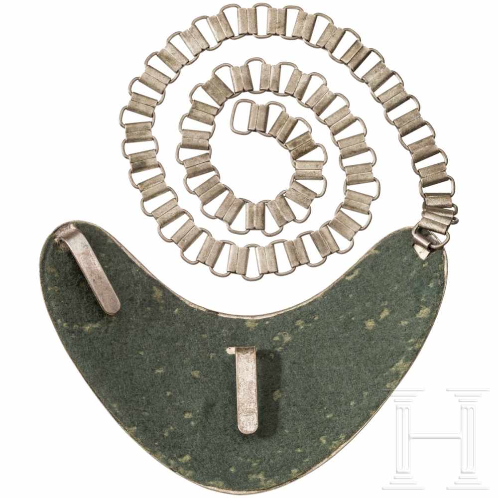 An M36 gorget for Luftwaffe flag bearersThe crescent-shaped, silver-plated shield with patinated old - Image 2 of 3