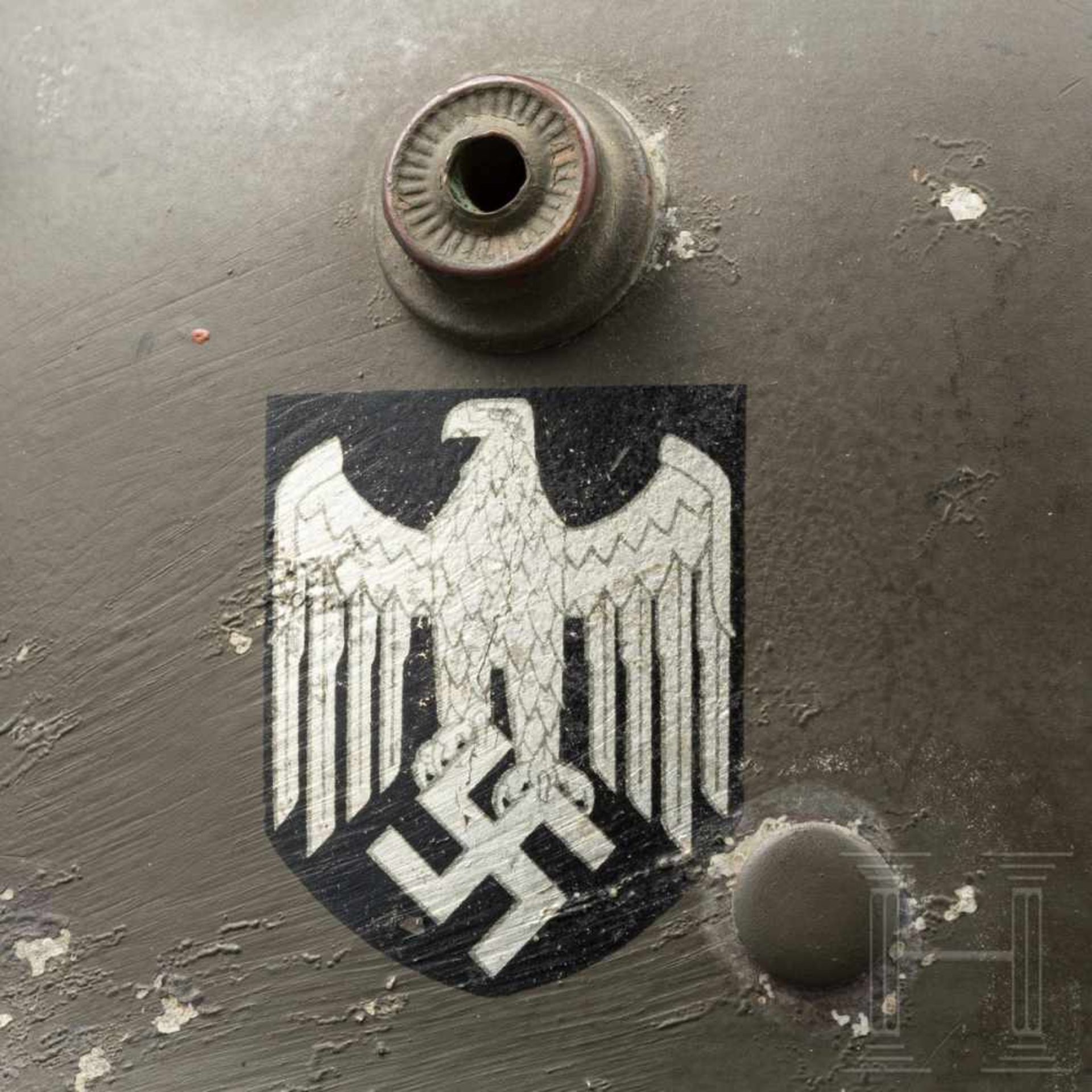 A parade helmet of the army with both decalsGlocke aus feldgrau lackiertem Leichtmetall ( - Bild 4 aus 5