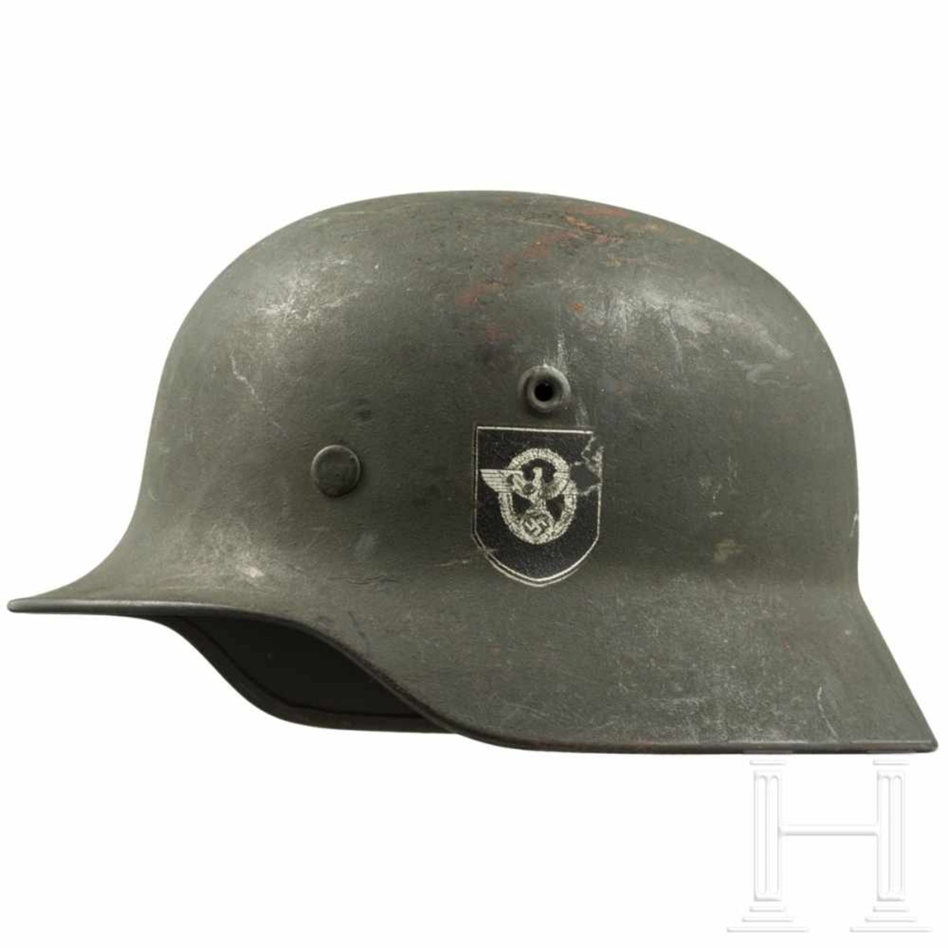 Stahlhelm M 40 der SS-Polizei-Divison mit beiden AbzeichenGlocke mit mitgeprägten