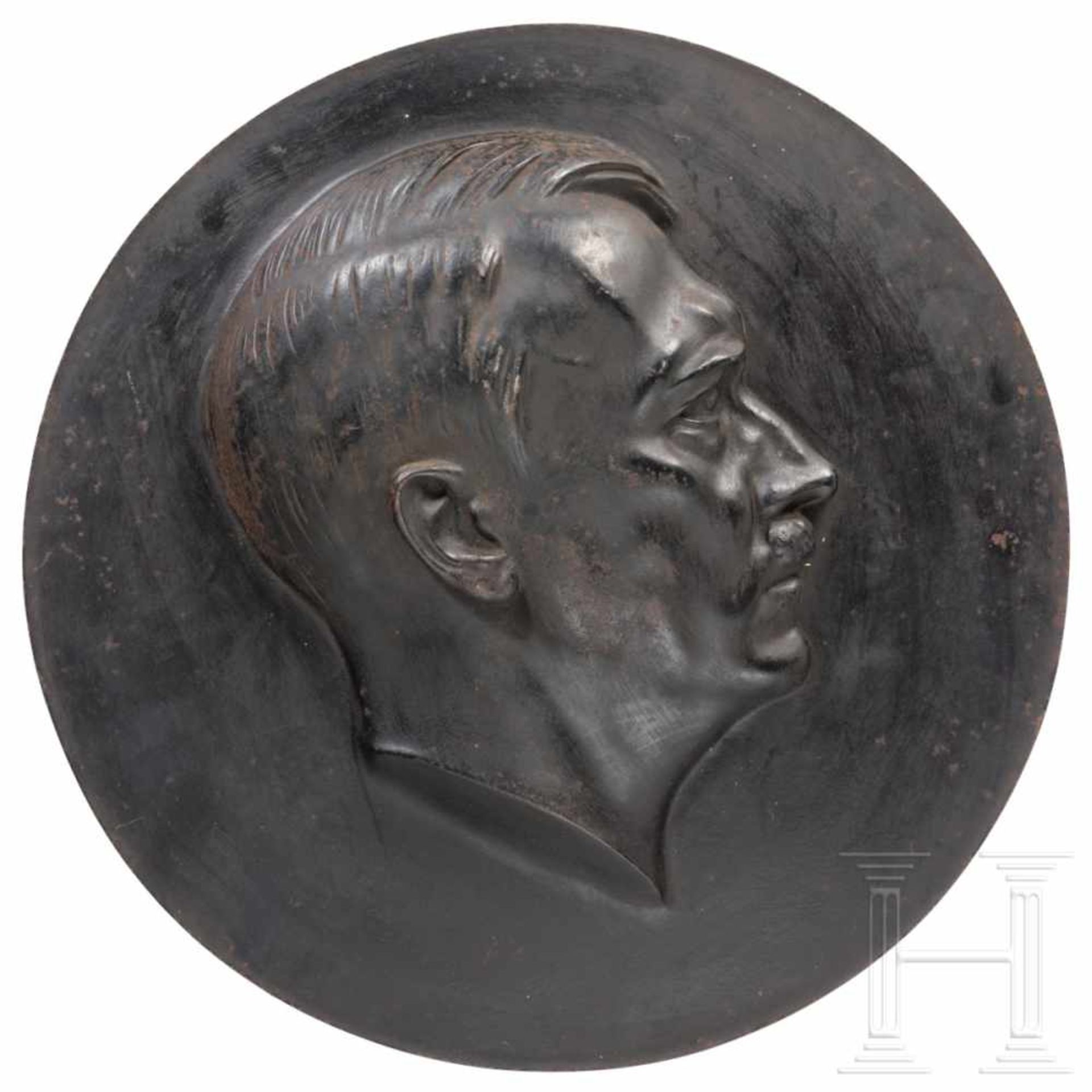 Arno Breker - Großes Portraitmedaillon Adolf HiltersEisenguß geschwärzt, die Scheibe mit nach rechts