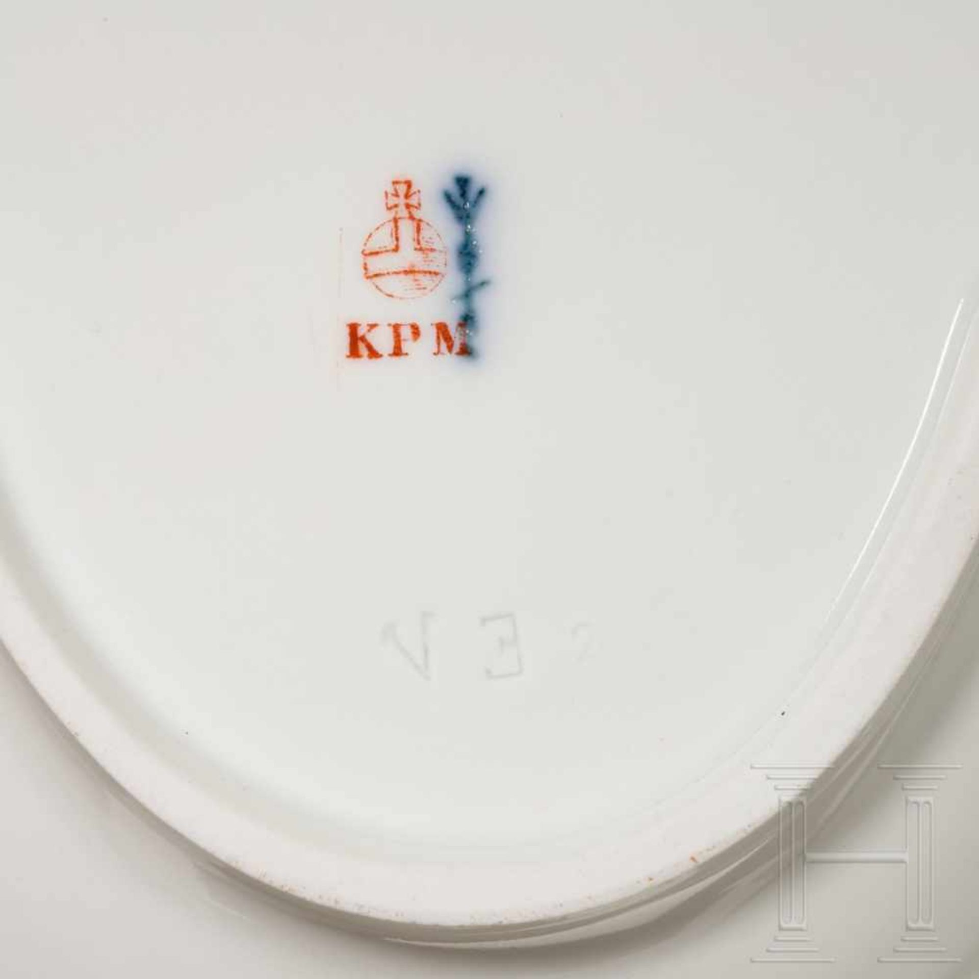 Hermann Göring - a bowl from his KPM dining serviceWeißes, glasiertes Porzellan mit geschweiftem, in - Bild 5 aus 5