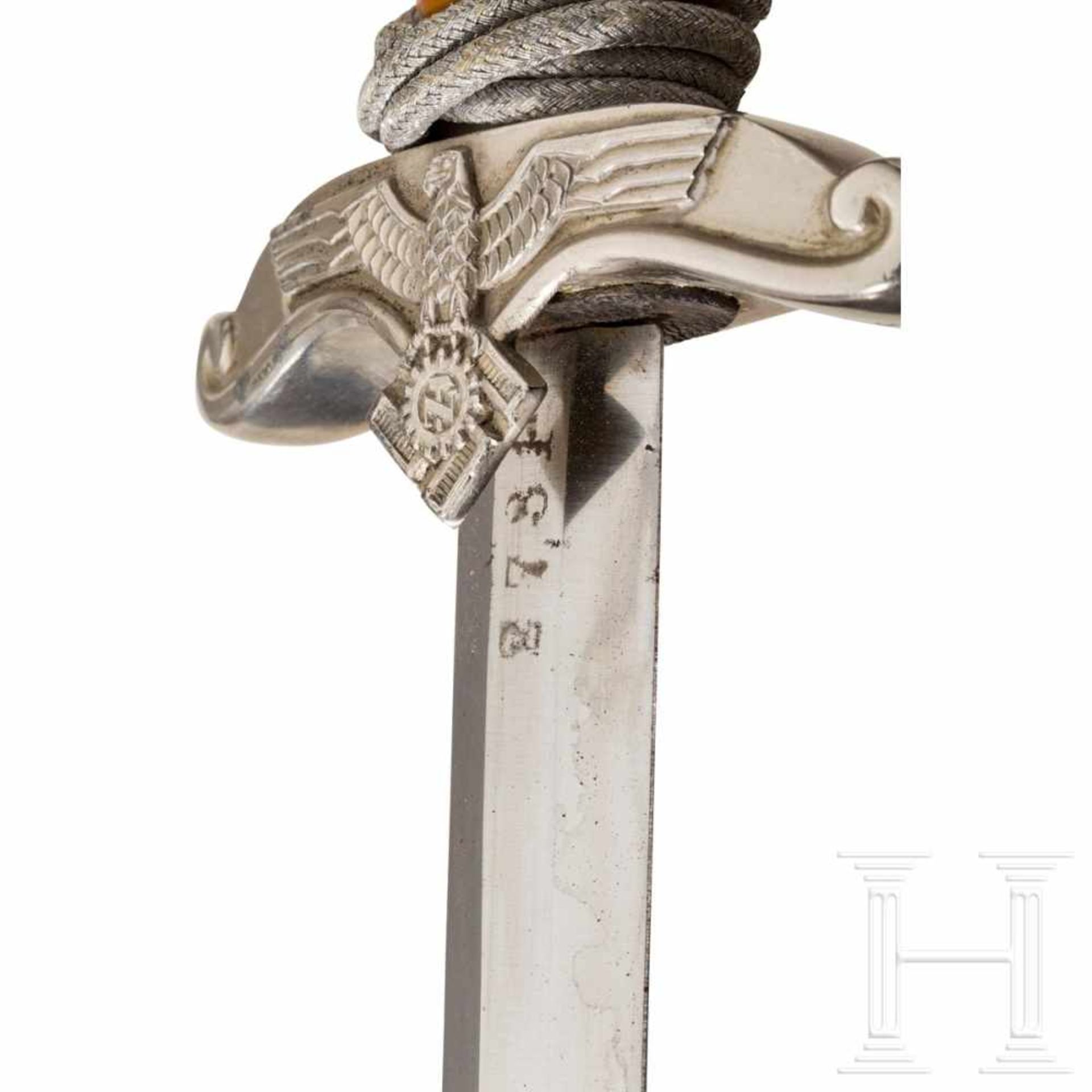 A TeNo officer's dagger M 38 Klinge mit terzseitig geätzter laufender Nummer "2731" und rs. geätztem - Bild 3 aus 4
