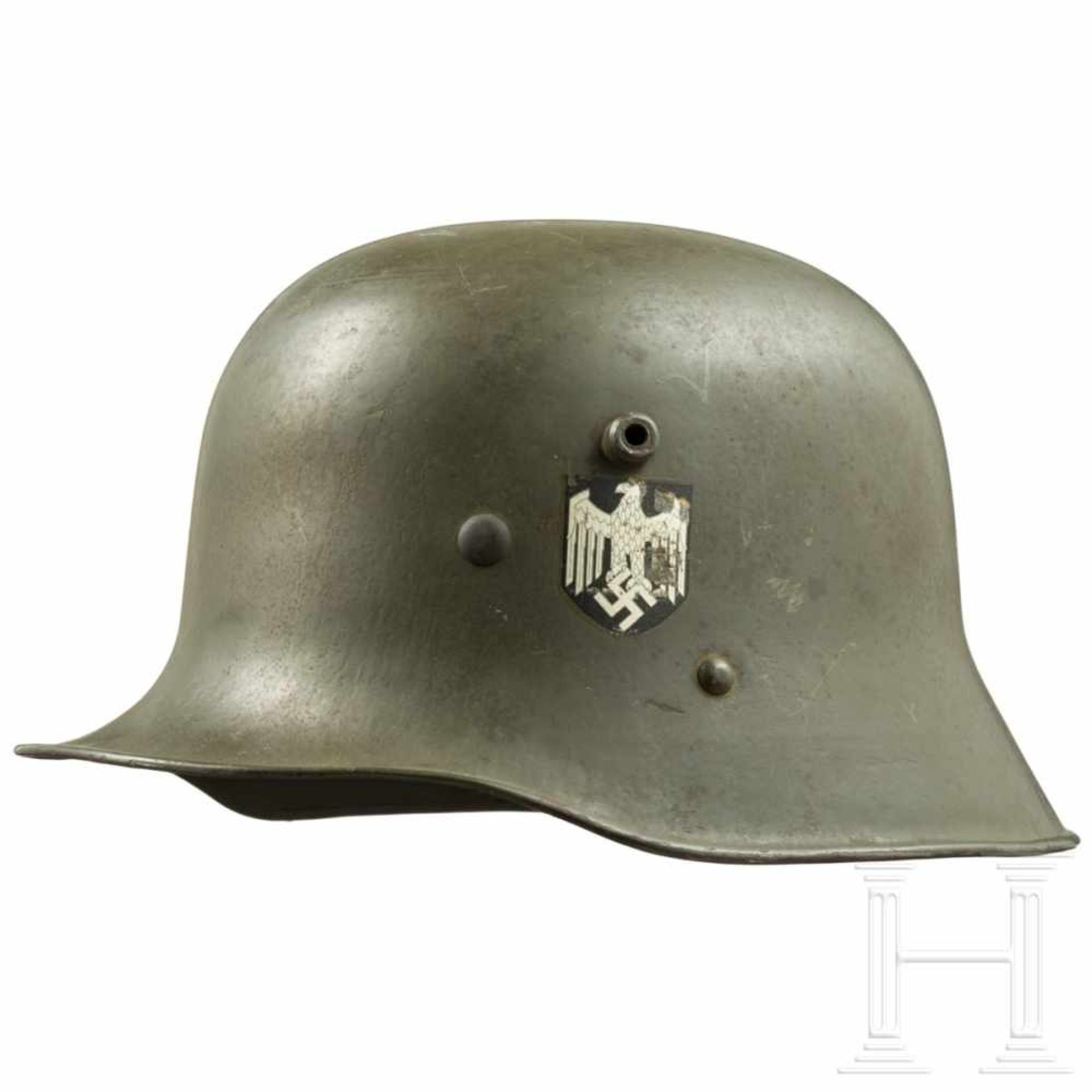 Stahlhelm M 17/35 des Heeres mit beiden AbzeichenUm 1938 vom österreichischen Bundesheer in die