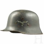 Stahlhelm M 17/35 der Luftwaffe mit beiden AbzeichenUm 1938 vom österreichischen Bundesheer in die