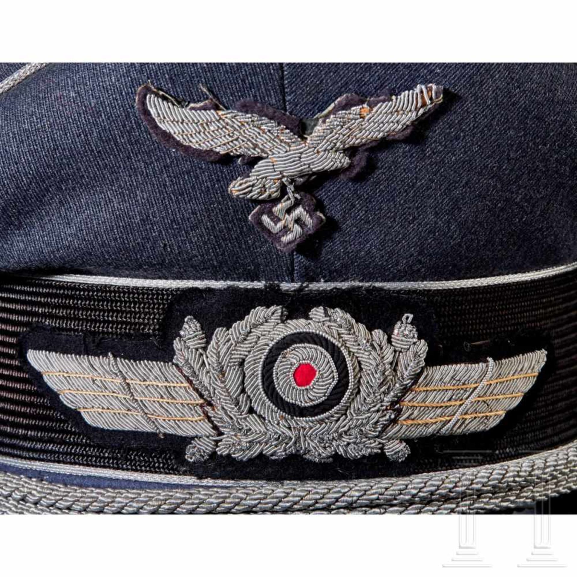 A visor cap for officers of the LuftwaffeBlue-grey finely ribbed tricot wool body with black - Bild 7 aus 9