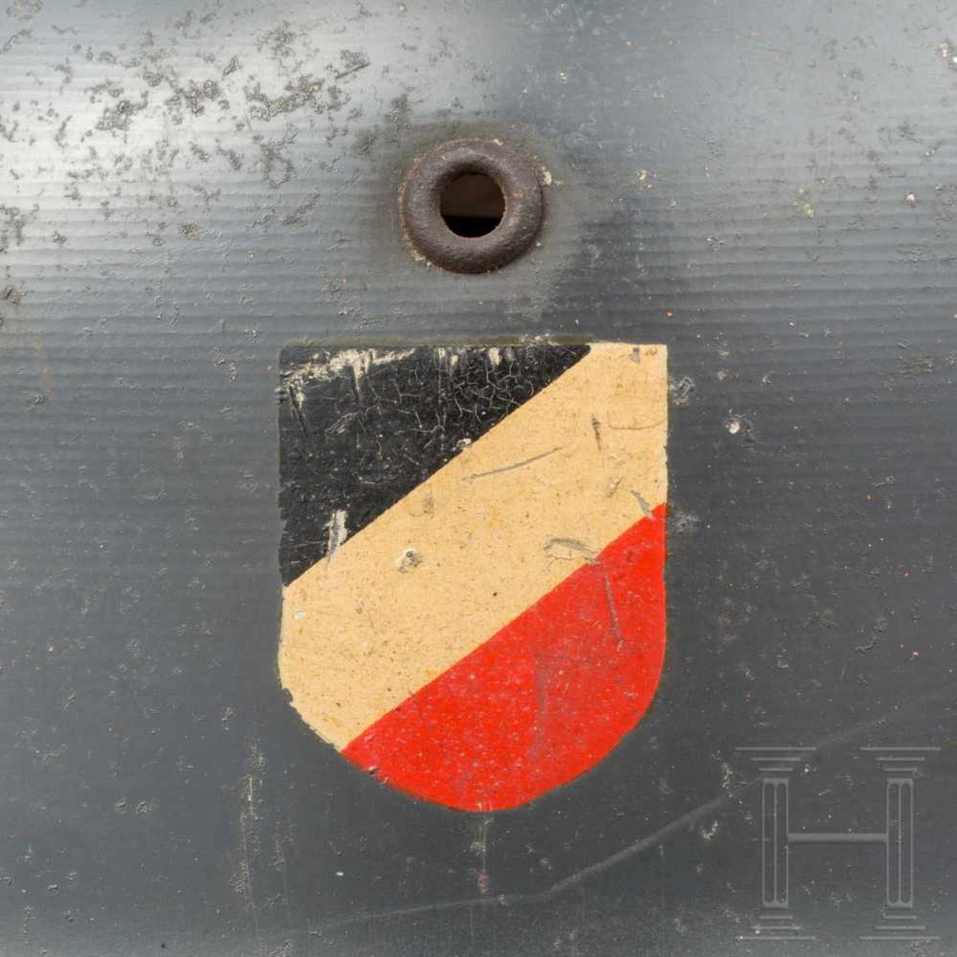 Paradehelm M 35 der Luftwaffe mit beiden AbzeichenGlocke aus LW-grau lackiertem Leichtmetall ( - Bild 5 aus 6