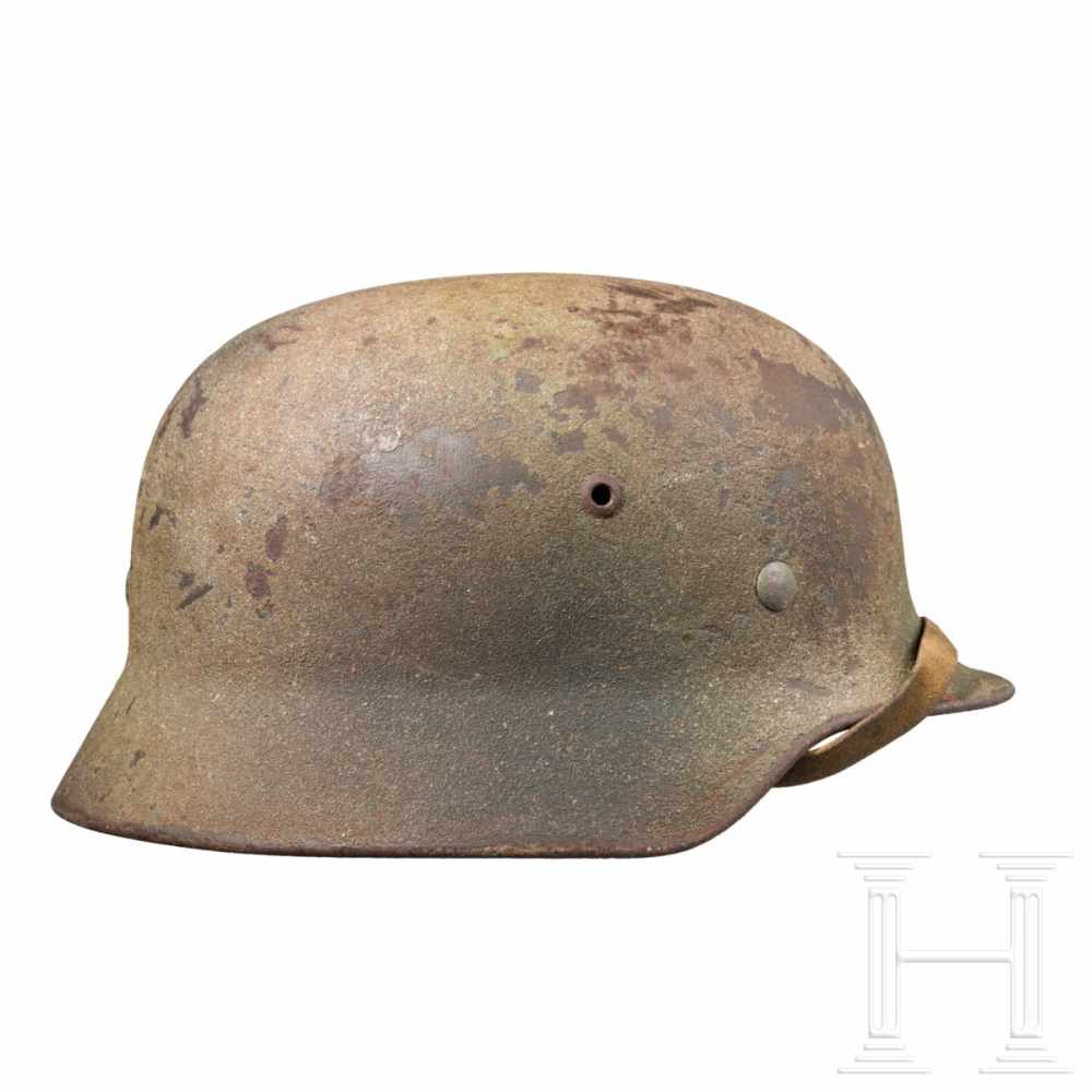 An air force steel helmet with camoflage painting Glocke mit gesandeter Drei-Farben-Tarnlackierung - Image 2 of 5
