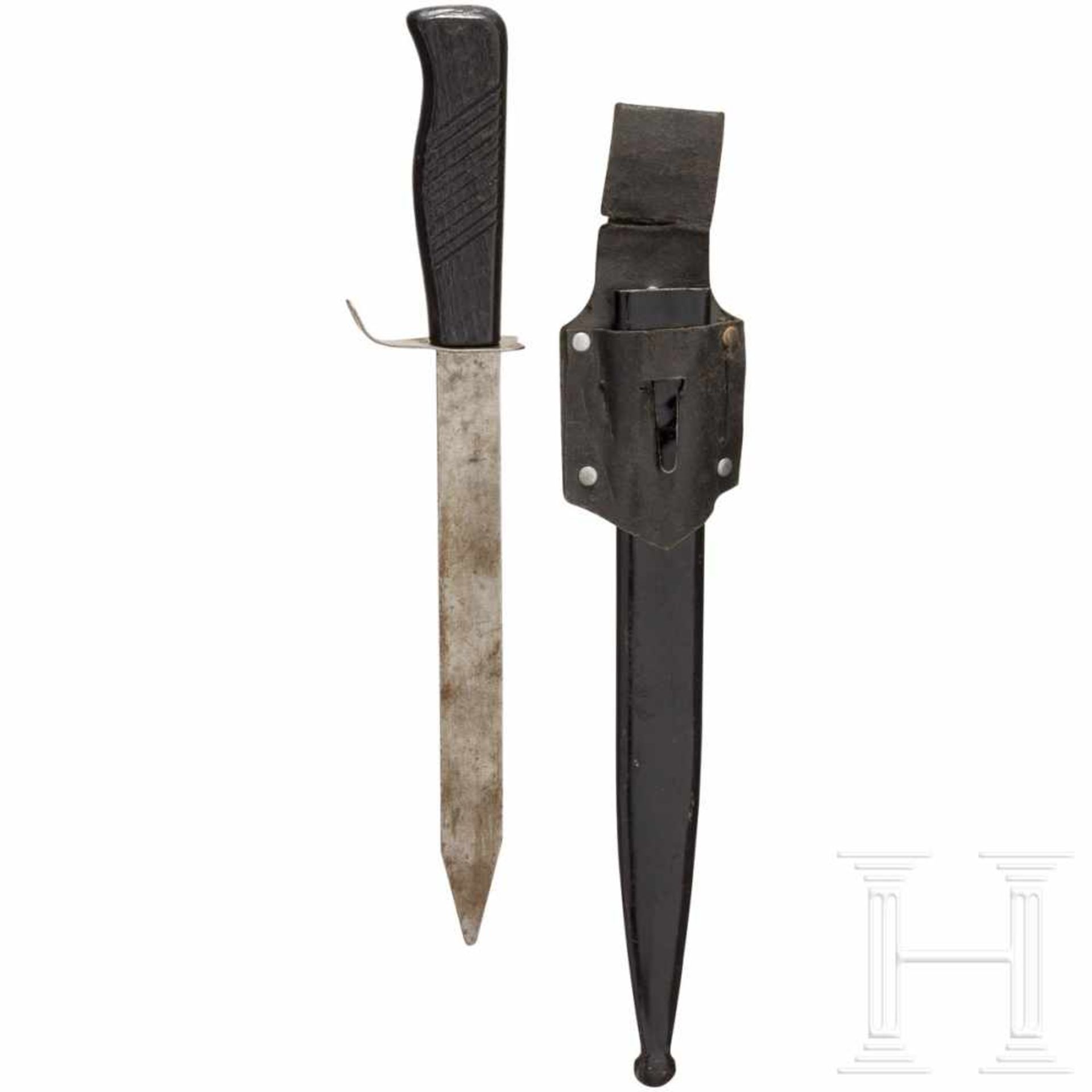 A toy bayonet for the children´s uniformBlechklinge (bespielt) und Parierstange, dunkler