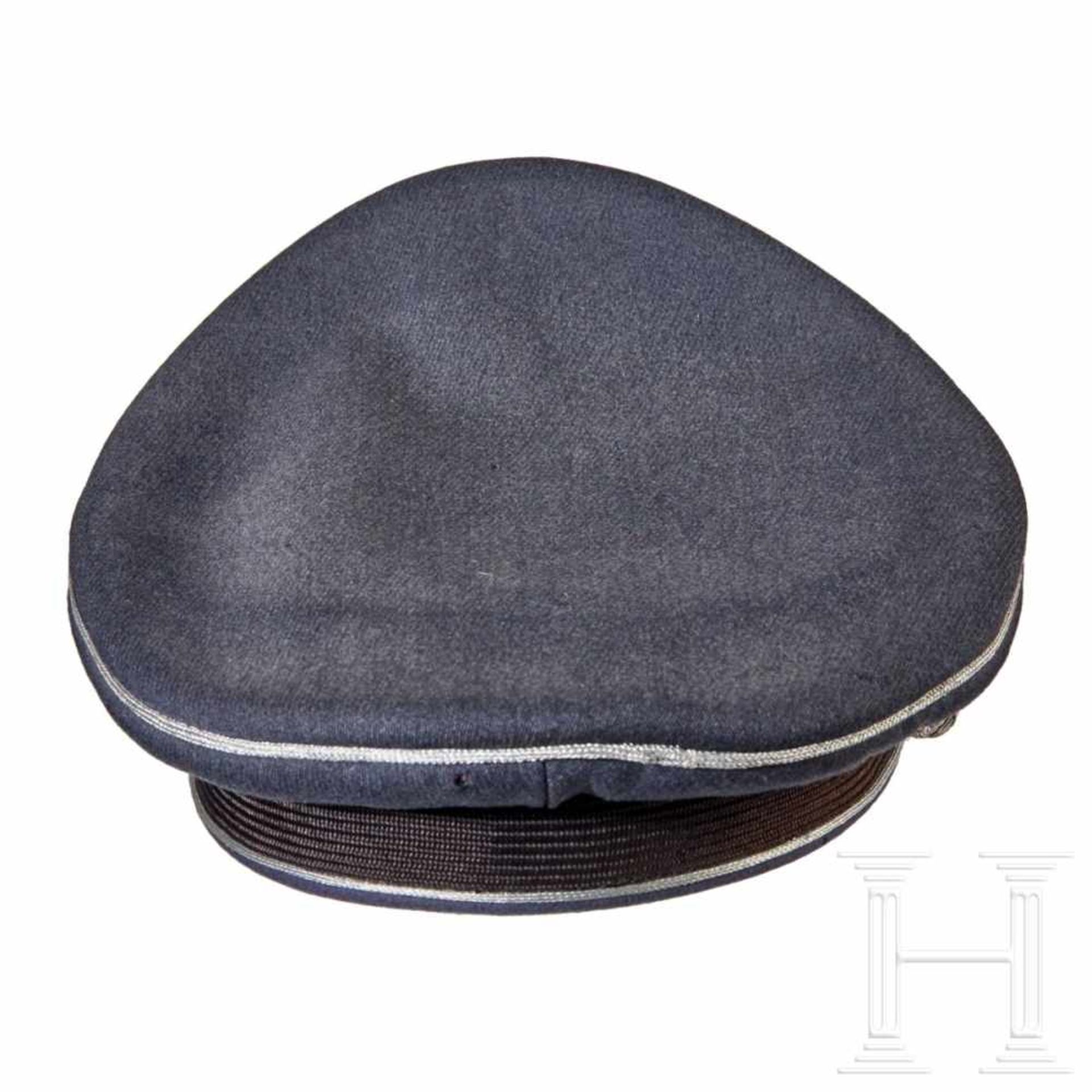 A visor cap for officers of the LuftwaffeBlue-grey finely ribbed tricot wool body with black - Bild 5 aus 9