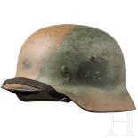 Stahlhelm M 35 mit TarnlackierungGlocke mit gelbgrüner Tarnlackierung, im Nacken mit "156" und