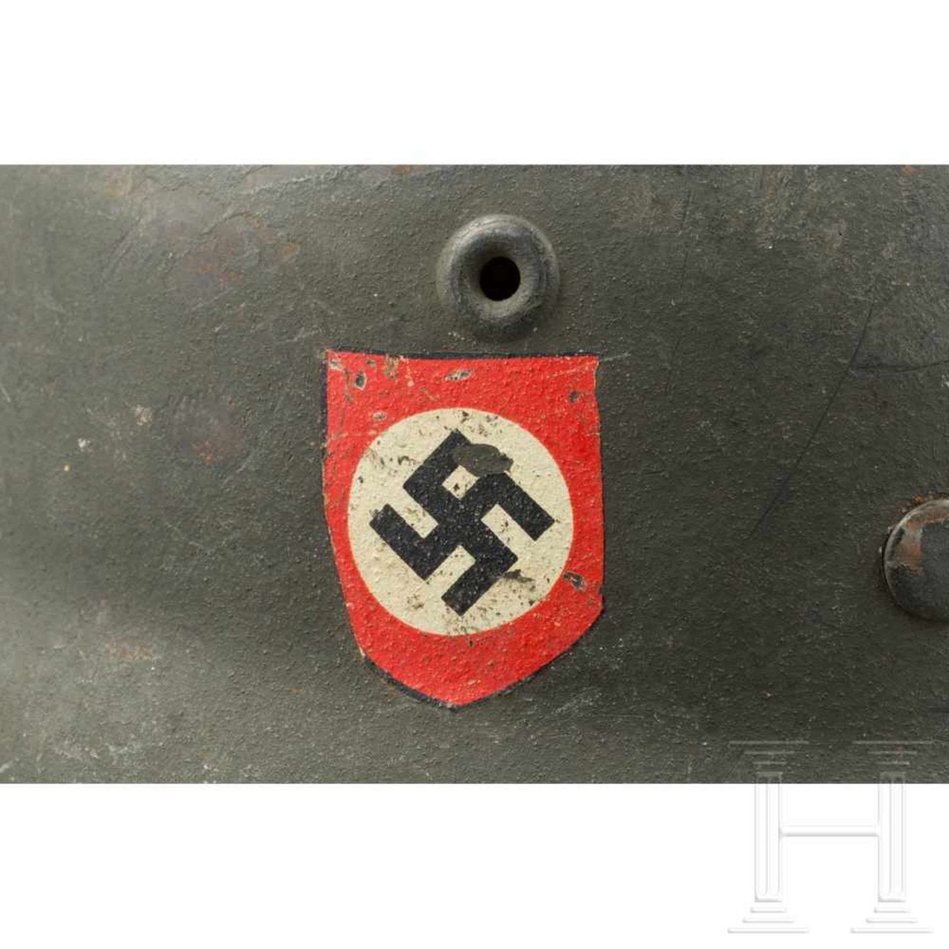 Stahlhelm M 40 der SS-Polizei-Divison mit beiden AbzeichenGlocke mit mitgeprägten - Bild 5 aus 8