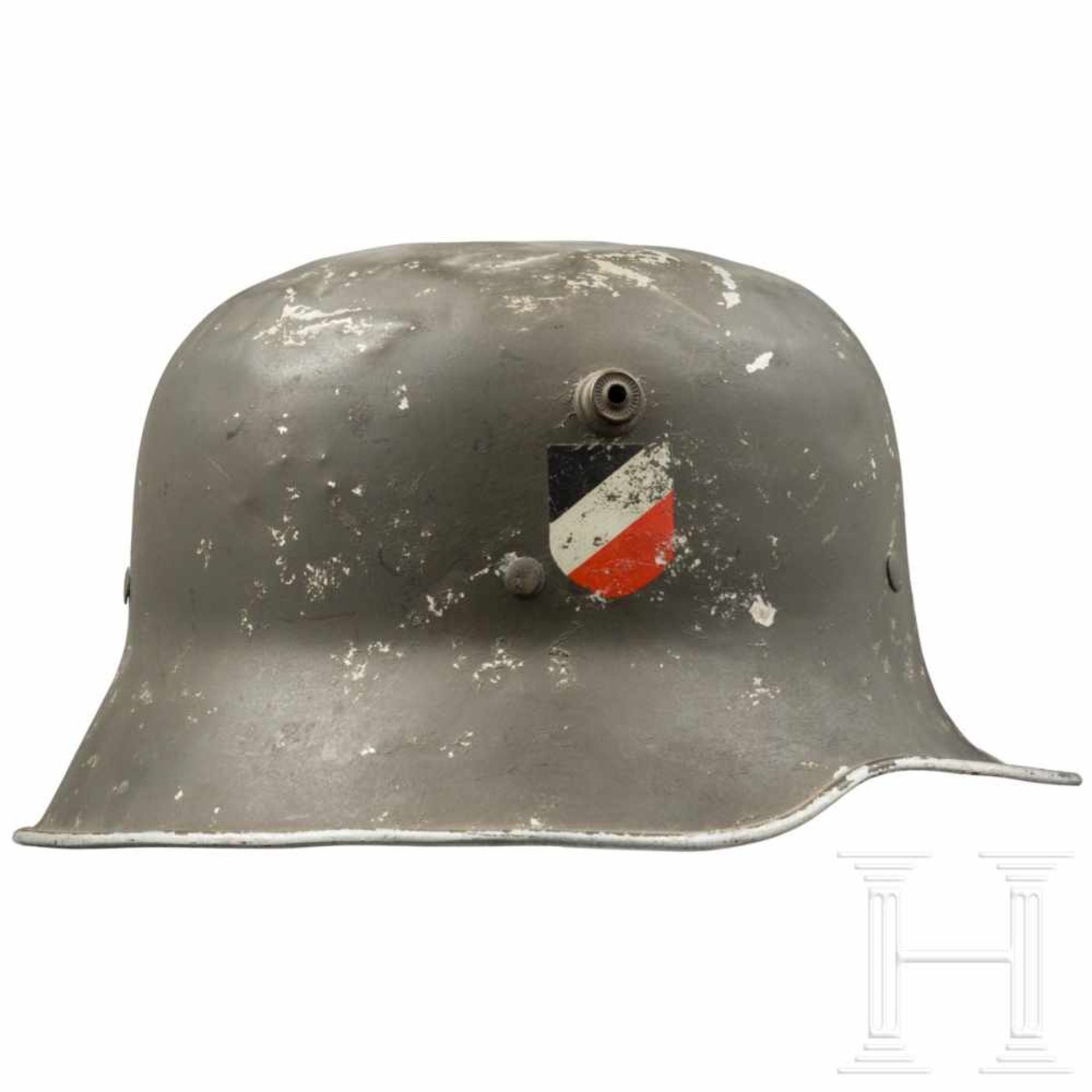 A parade helmet of the army with both decalsGlocke aus feldgrau lackiertem Leichtmetall ( - Bild 2 aus 5