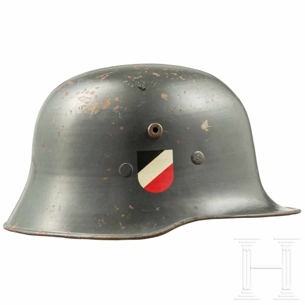 Stahlhelm M 17/35 der Luftwaffe mit beiden AbzeichenUm 1938 vom österreichischen Bundesheer in die - Image 2 of 6