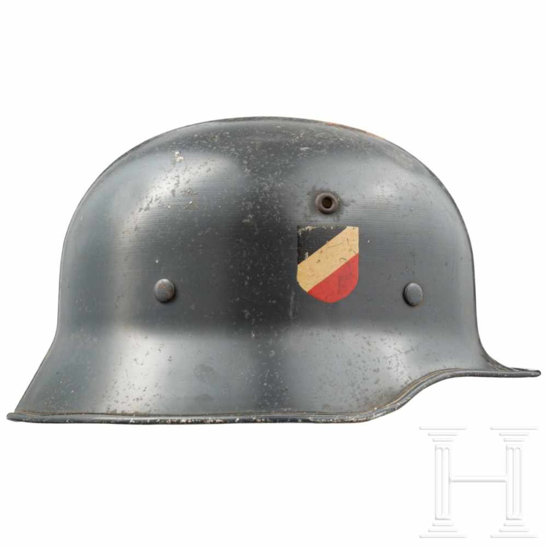 Paradehelm M 35 der Luftwaffe mit beiden AbzeichenGlocke aus LW-grau lackiertem Leichtmetall ( - Bild 2 aus 6