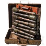Handgranatenkoffer der Wehrmacht15 deaktivierte Stielhandgranaten mit Stempel "wc 1944" (Hugo