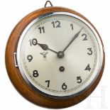 A wall clock of the german navySilberfarbens Zifferblatt mit schwarzen arabischen Indizes,