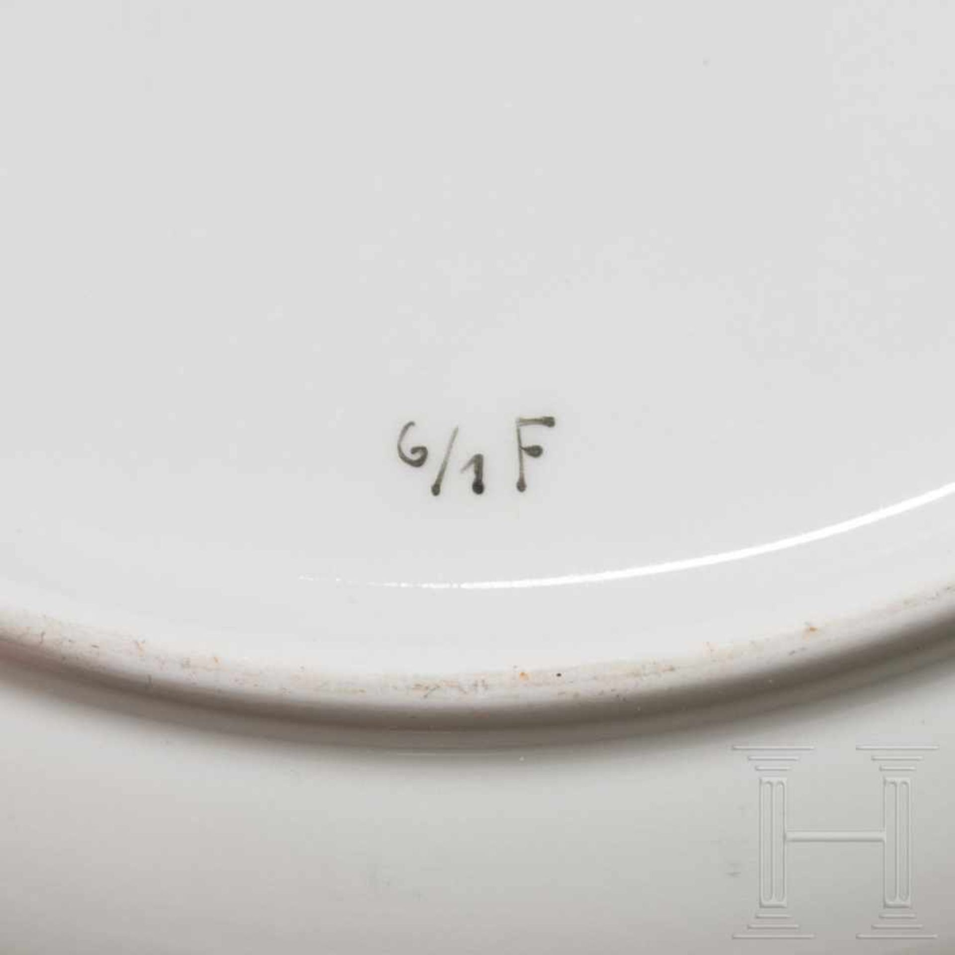 Hermann Göring - two dinner plates from his KPM dining serviceWeißes, glasiertes Porzellan mit - Bild 4 aus 4