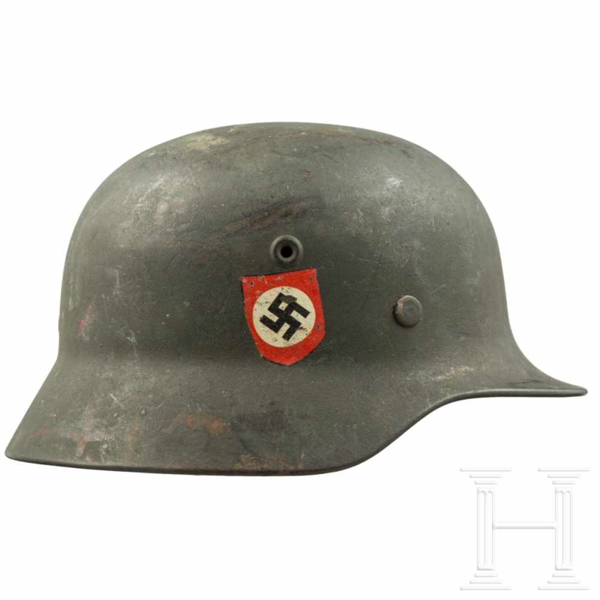 Stahlhelm M 40 der SS-Polizei-Divison mit beiden AbzeichenGlocke mit mitgeprägten - Bild 2 aus 8