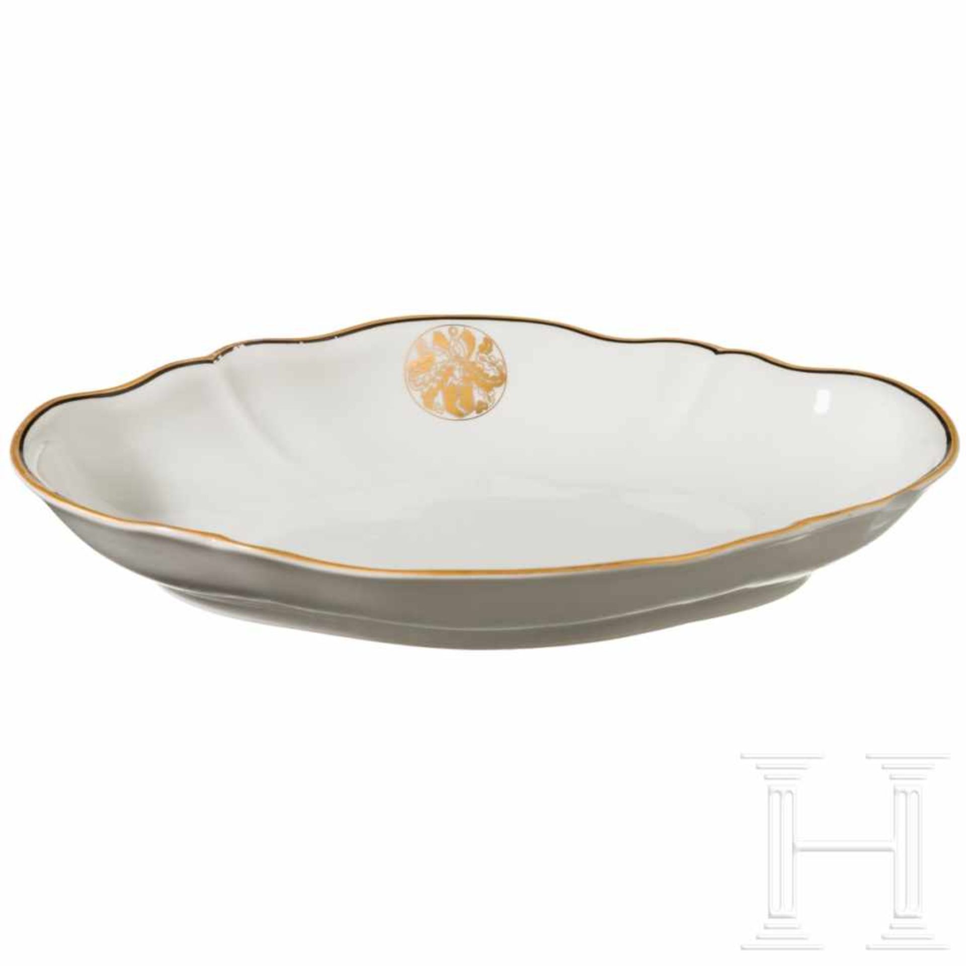 Hermann Göring - a bowl from his KPM dining serviceWeißes, glasiertes Porzellan mit geschweiftem, in - Bild 2 aus 5