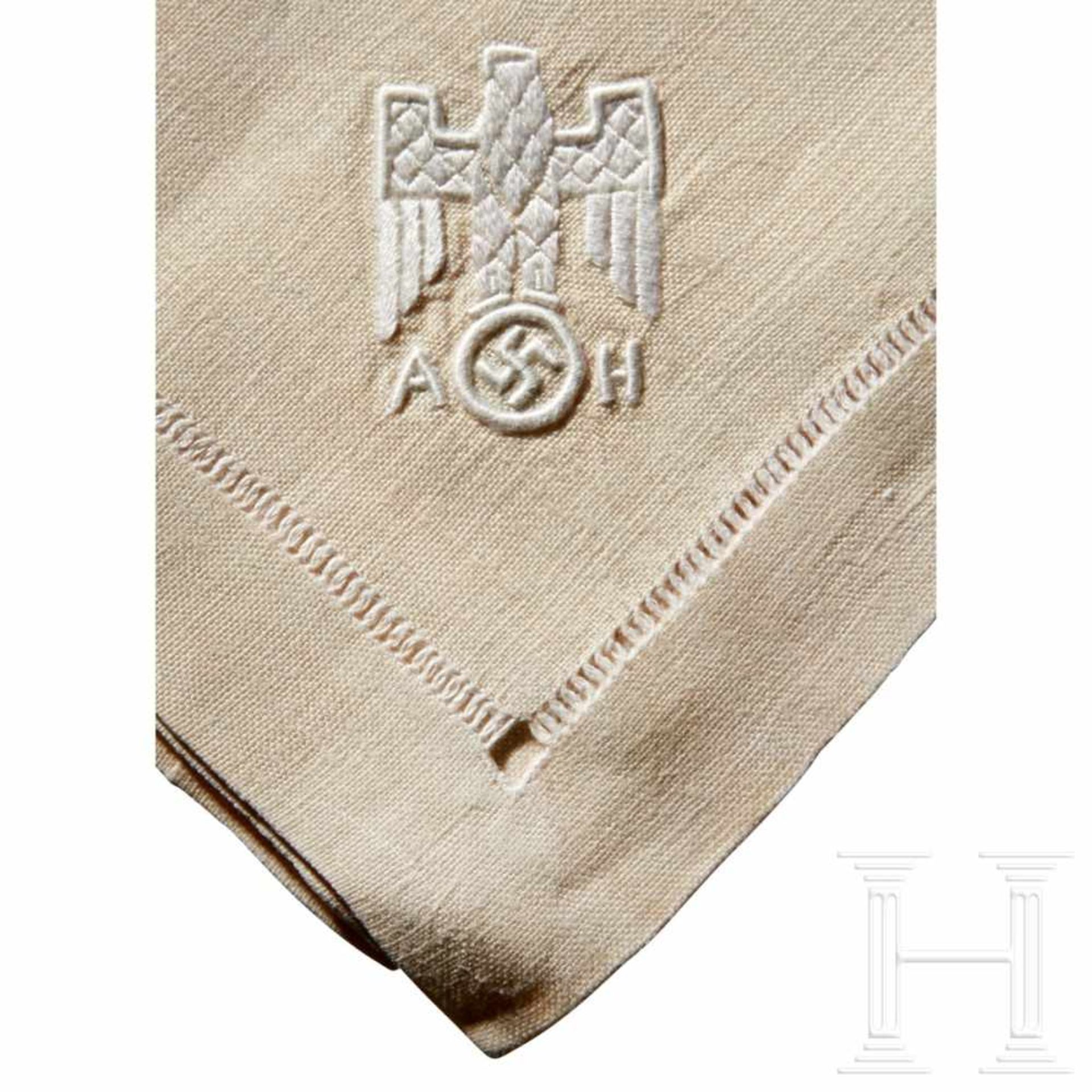 Adolf Hitler – a Napkin from Informal Personal Table ServiceCream color cloth linen napkin with - Bild 2 aus 3