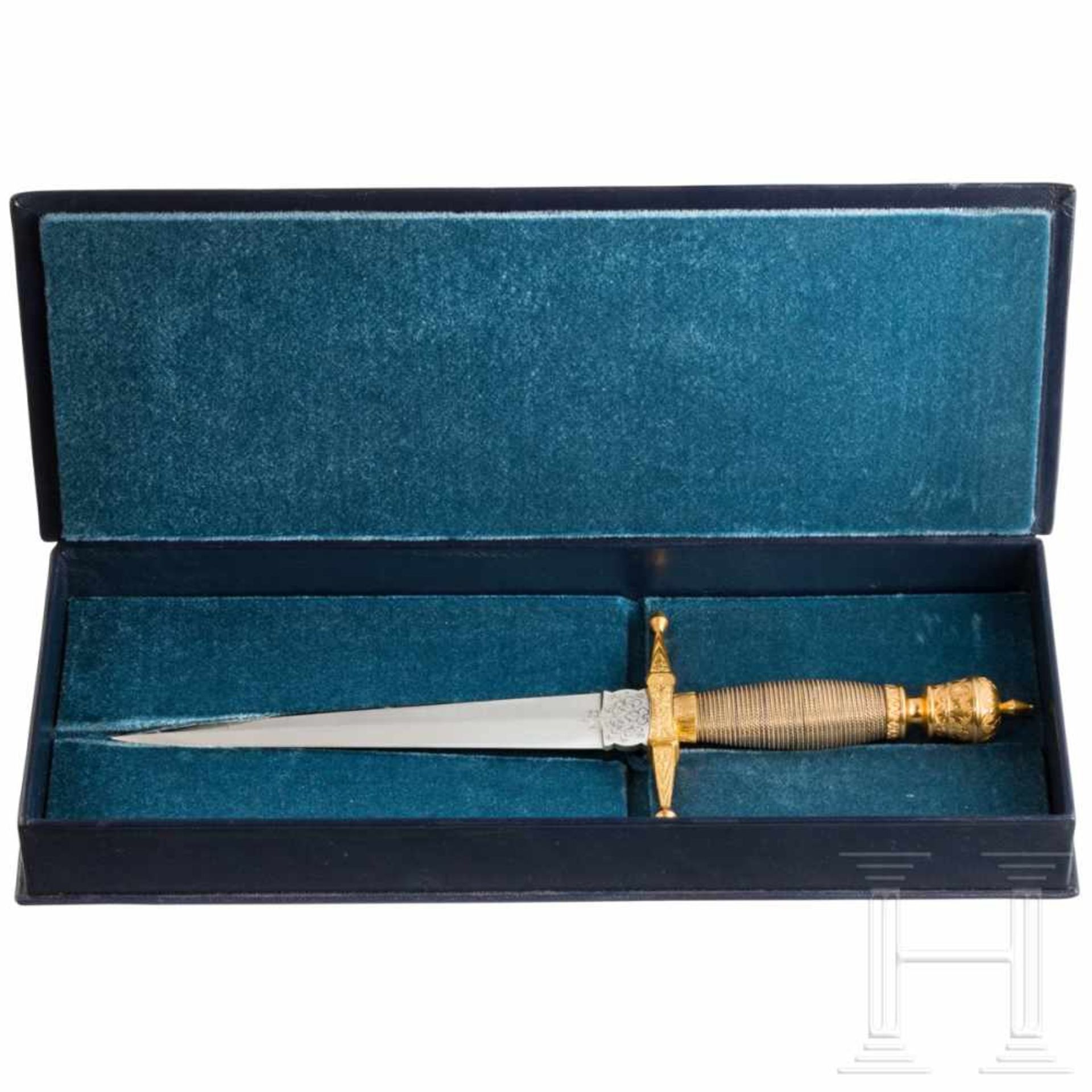 A gold presentation dagger of the GDRThe double-edged thrusting blade with chiselled foliage at - Bild 3 aus 5
