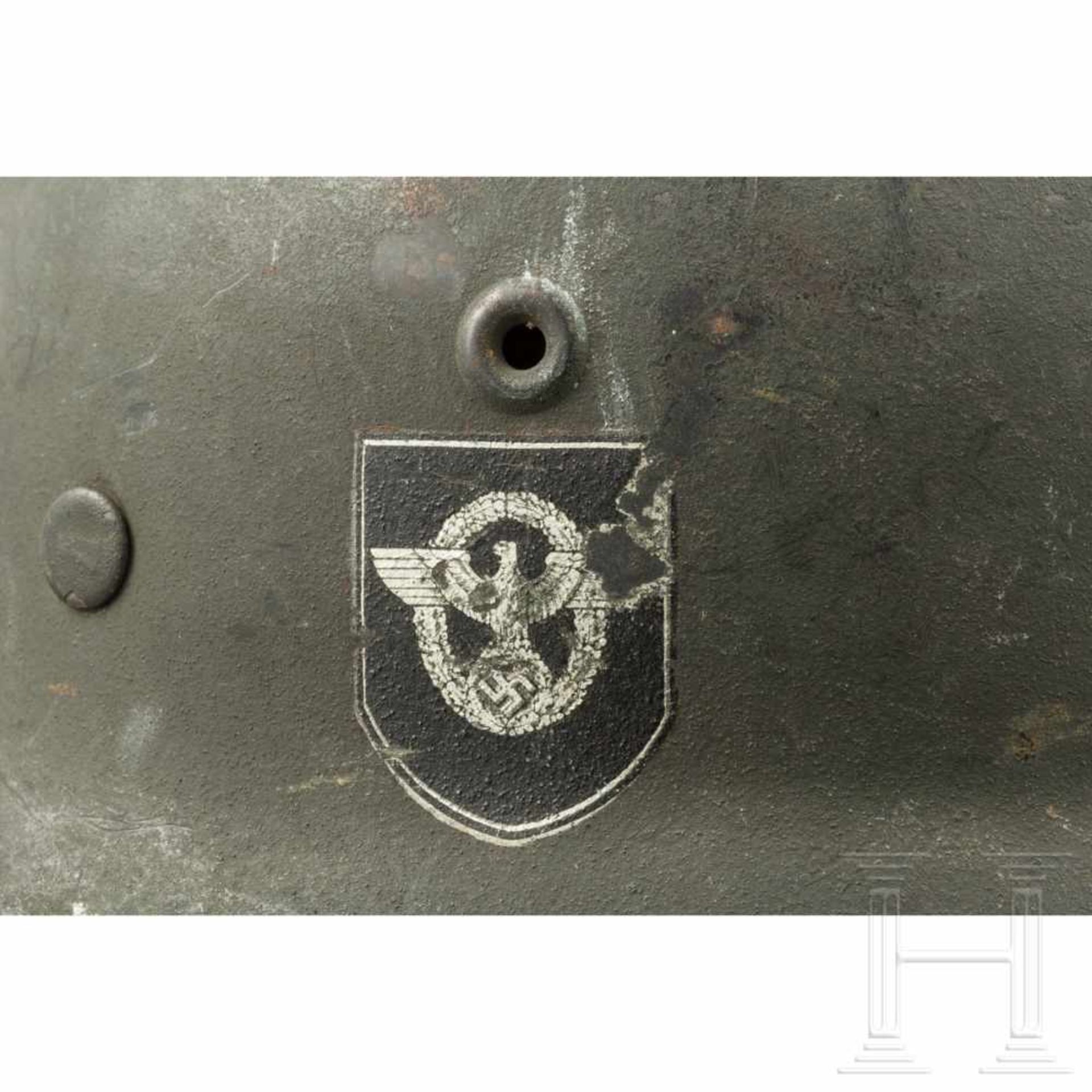 Stahlhelm M 40 der SS-Polizei-Divison mit beiden AbzeichenGlocke mit mitgeprägten - Bild 6 aus 8