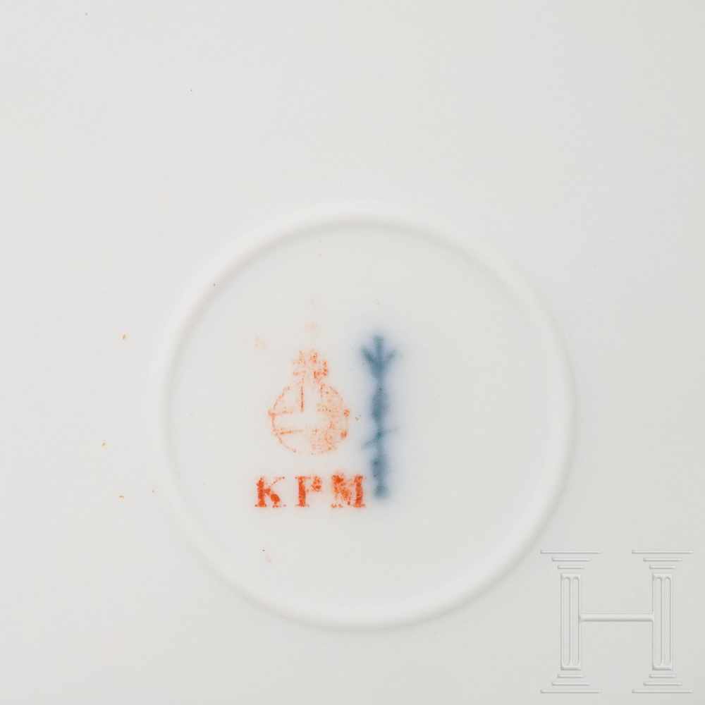 Hermann Göring - two dinner plates from his KPM dining serviceWeißes, glasiertes Porzellan mit - Image 4 of 4