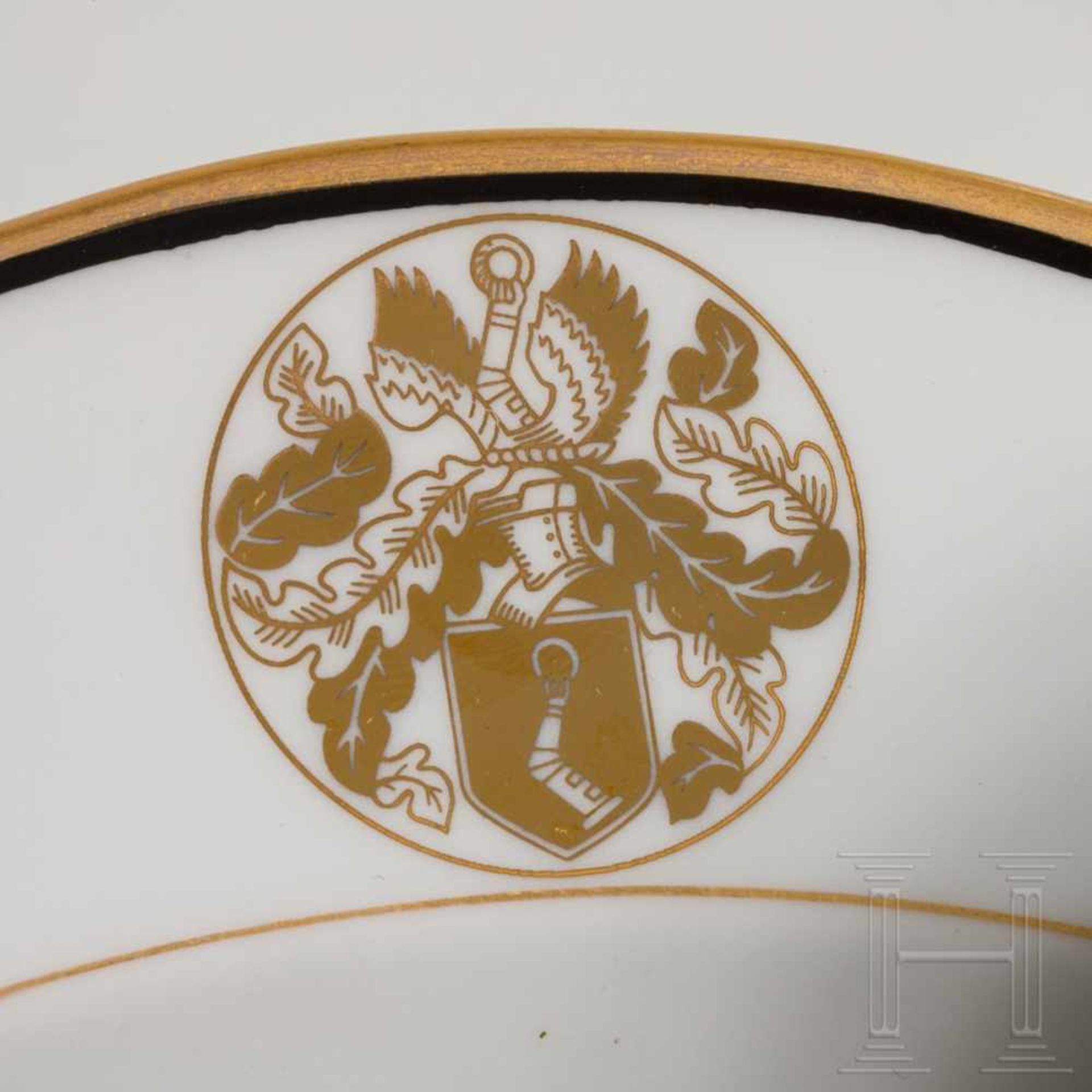 Hermann Göring - two dinner plates from his KPM dining serviceWeißes, glasiertes Porzellan mit - Bild 2 aus 4