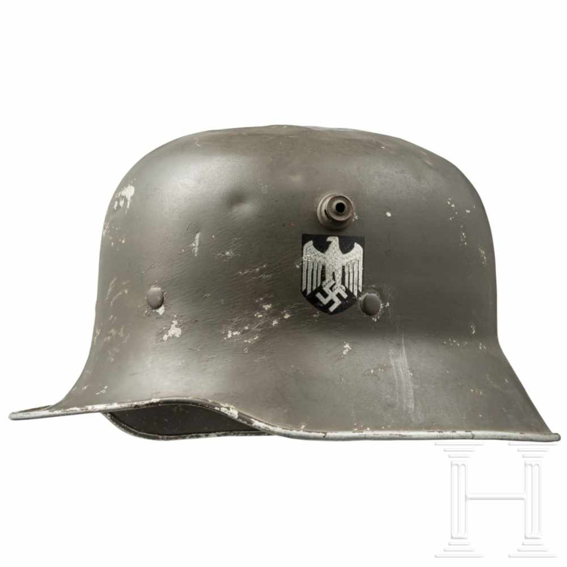 A parade helmet of the army with both decalsGlocke aus feldgrau lackiertem Leichtmetall (