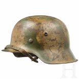 Stahlhelm M 42 des Heeres mit TarnanstrichDie Glocke mit außenseitigem, sandfarben-braun-grünem