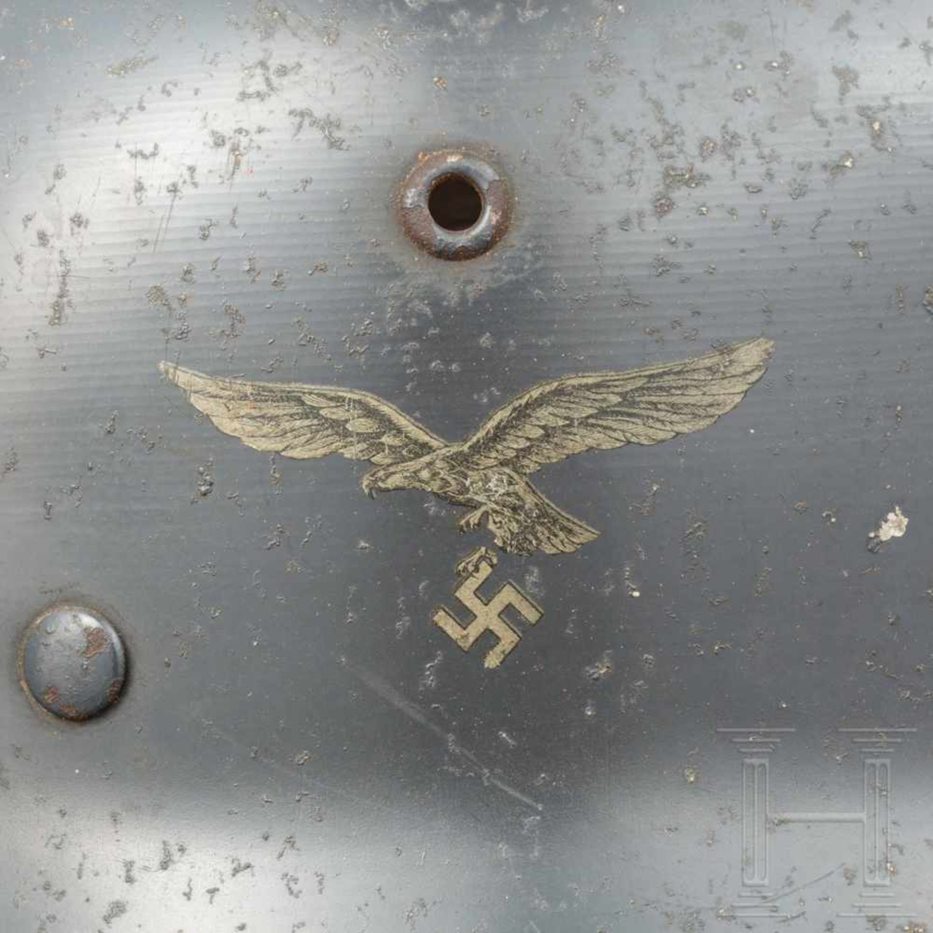 Paradehelm M 35 der Luftwaffe mit beiden AbzeichenGlocke aus LW-grau lackiertem Leichtmetall ( - Bild 4 aus 6