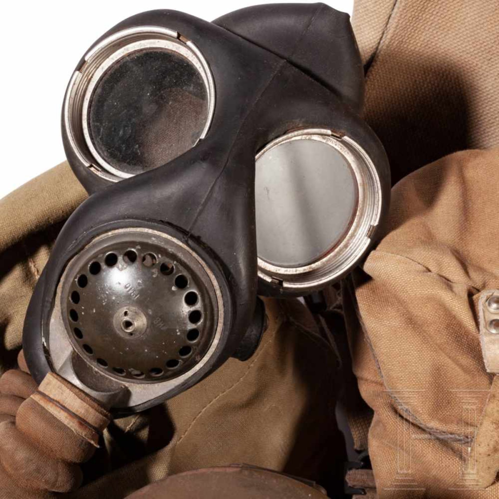 Zehn Gasmasken mit Behältnis, verschiedene Nationen, 2. Weltkrieg - Bild 3 aus 3