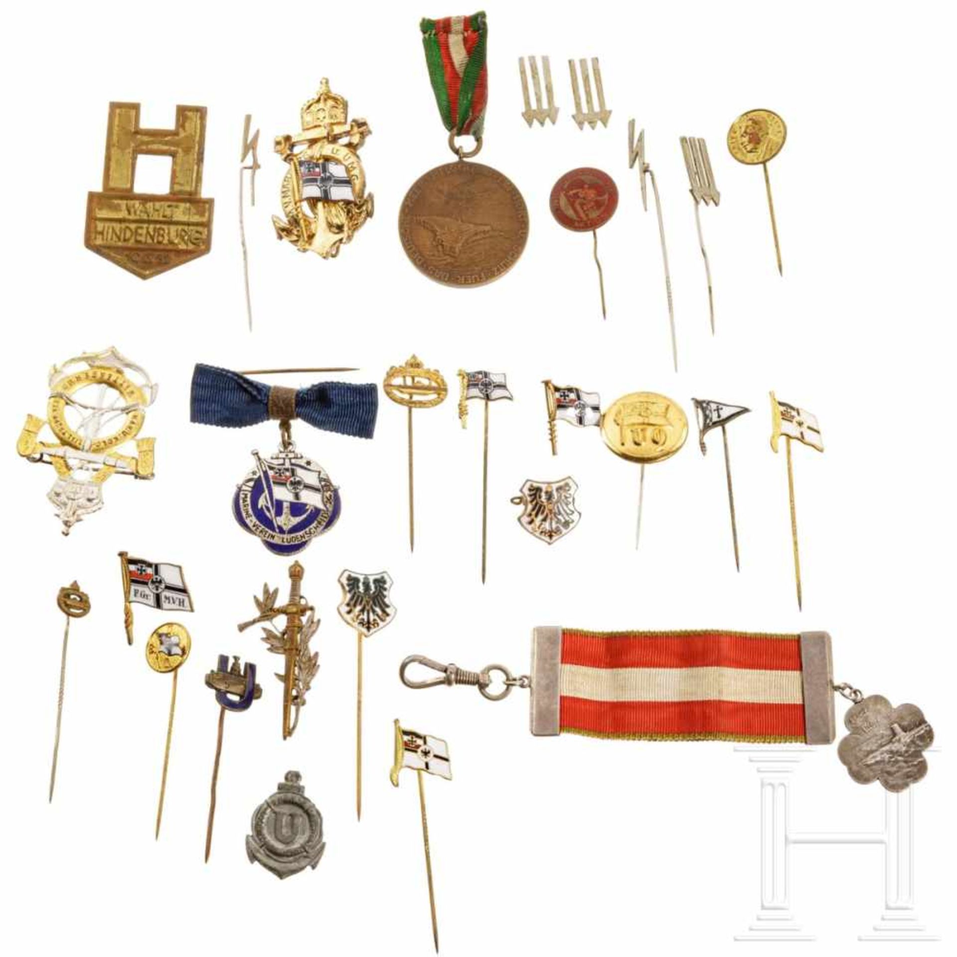 Über 80 Miniaturen und Abzeichen, meist Marine, Preußen