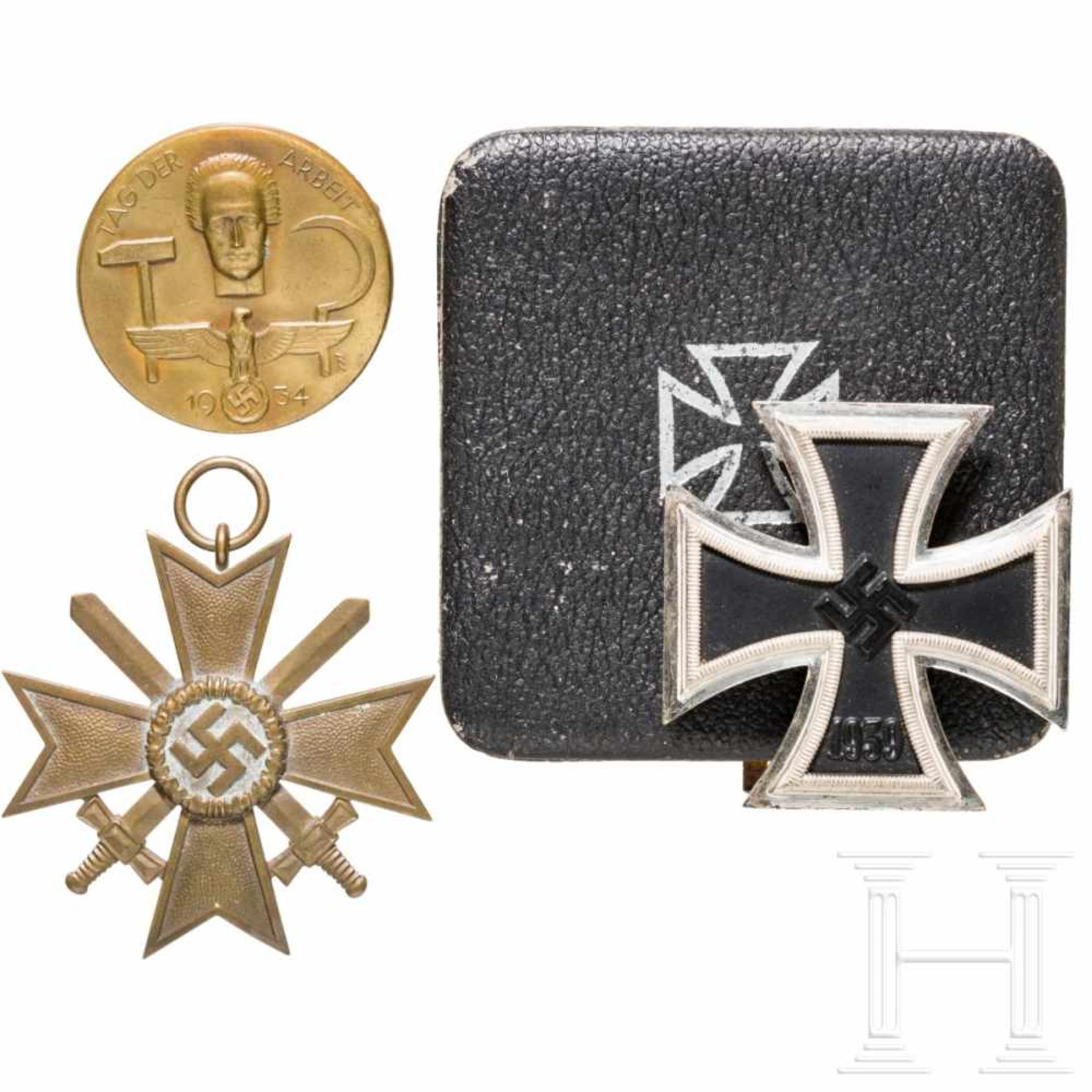Eisernes Kreuz 1. Klasse 1939 im Etui, Dolch Luftwaffe, fünf Bücher, zwei Abzeichen - Bild 3 aus 4