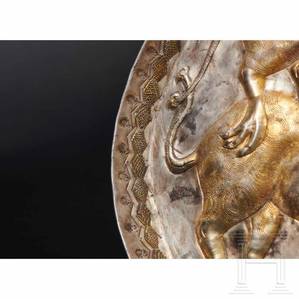 Seltener awarischer teilvergoldeter Silberteller mit Tierkampfszene, Pannonien, ca. 8. Jhdt. Äußerst - Image 12 of 17