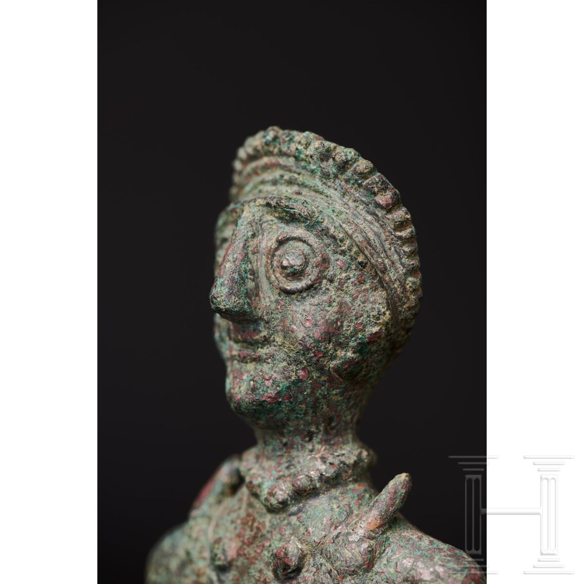 Elamitische Bronzestatuette einer Priesterin, Vorderasien, 3. Jtsd. v. Chr. - Bild 5 aus 9