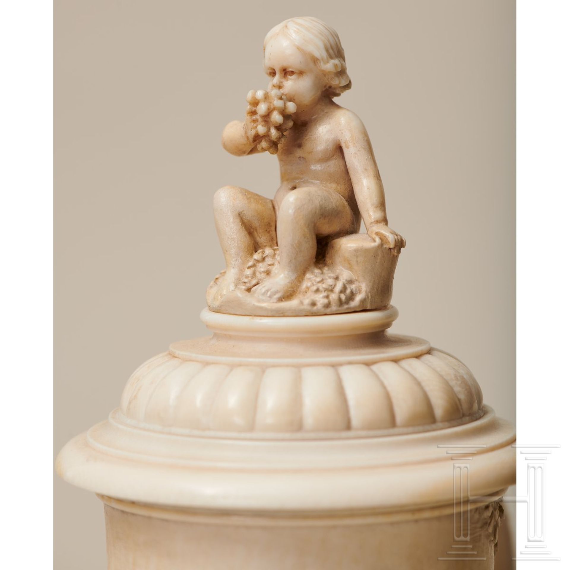 Elfenbeinhumpen mit spielenden Putti, deutsch, wohl Erbach, um 1870 - Image 7 of 10